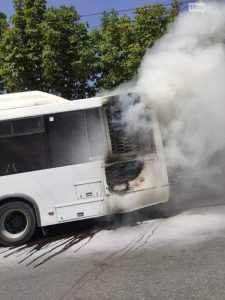 НА ПЛОЩАДИ ГАГАРИНА В РОСТОВЕ ЗАГОРЕЛСЯ АВТОБУС