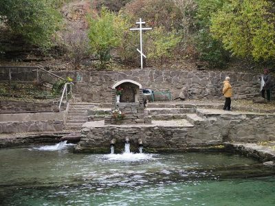 В РОСТОВЕ ПРОВЕРКА КАЧЕСТВА ВОДЫ ВЫЯВИЛА ЗАГРЯЗНЕНИЕ ИСТОЧНИКОВ В ПЯТИ РАЙОНАХ