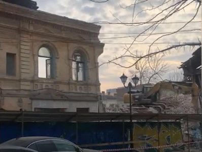 В ЦЕНТРЕ РОСТОВА НАЧАЛИ СНОСИТЬ ДОХОДНЫЙ ДОМ БРАТЬЕВ ЕЛИЦЕРОВ