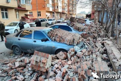 В НОВОЧЕРКАССКЕ КИРПИЧНЫЙ ЗАБОР ОБРУШИЛСЯ НА ДЕВЯТЬ АВТОМОБИЛЕЙ