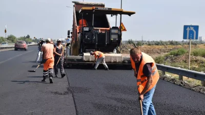 В РОСТОВЕ СТРОИТЕЛЬСТВО ДОРОГ НА ТЕАТРАЛЬНОМ СПУСКЕ ОБОЙДЕТСЯ В 1,4 МЛРД РУБ