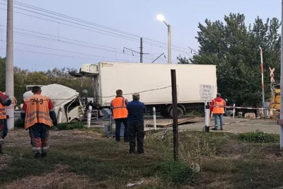 В РОСТОВСКОЙ ОБЛАСТИ ПОЕЗД ПРОТАРАНИЛ ГРУЗОВИК НА ПЕРЕЕЗДЕ