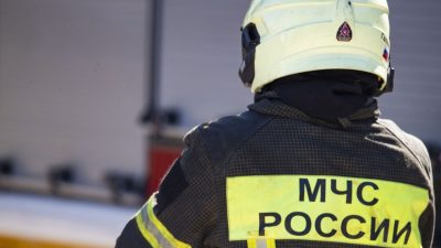 ПОЖАР ОТ ПАДЕНИЯ БПЛА В ТАГАНРОГЕ ПОВРЕДИЛ КРОВЛЮ СКЛАДА И 4 МАШИНЫ