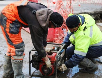 СЕГОДНЯ НА РЯДЕ РОСТОВСКИХ УЛИЦ СЛУЧИЛИСЬ ПОРЫВЫ ВОДОПРОВОДНЫХ СЕТЕЙ