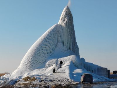 ОГРОМНАЯ ЛЕДЯНАЯ ГОРА ПОЯВИЛАСЬ В РОСТОВСКОЙ ОБЛАСТИ ИЗ-ЗА ПРОРЫВА ВОДОВОДА