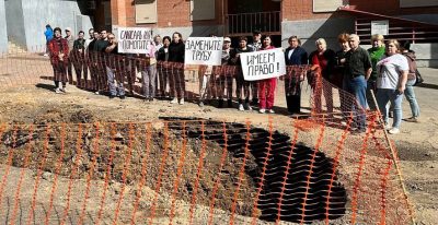 РОСТОВЧАНЕ ВЫШЛИ С ПЛАКАТАМИ НА УЛИЦУ ПОСЛЕ МЕСЯЦА БЕЗ ГОРЯЧЕЙ ВОДЫ