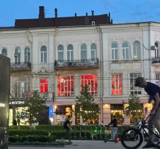 Жители дома на Большой Садовой больше года страдают от ночных баров, а власти никак не могут решить эту проблему