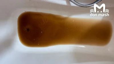 РОСТОВЧАНЕ МАССОВО ЖАЛУЮТСЯ НА РЖАВУЮ ВОДУ В КРАНАХ