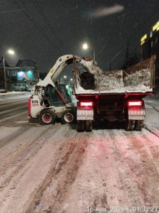 В РОСТОВЕ СНЕГ С УЛИЦ СВОЗЯТ НА 11 СПЕЦПЛОЩАДОК