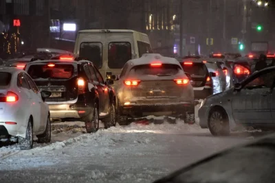 НОЧЬЮ В РОСТОВЕ ВО ВРЕМЯ СНЕГОПАДА УВЕЛИЧИЛИ ЧИСЛО СНЕГОУБОРОЧНЫХ МАШИН ДО 182