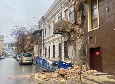 В РОСТОВЕ НА ШАУМЯНА ОБРУШИЛСЯ ФАСАД СТАРИННОГО ДОМА