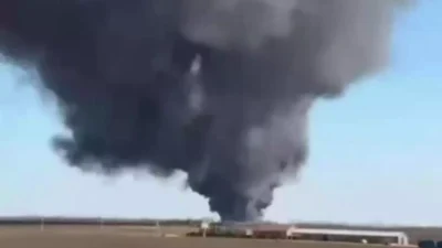 В РОСТОВСКОЙ ОБЛАСТИ ТУШАТ ПОЖАР НА СКЛАДЕ ГСМ