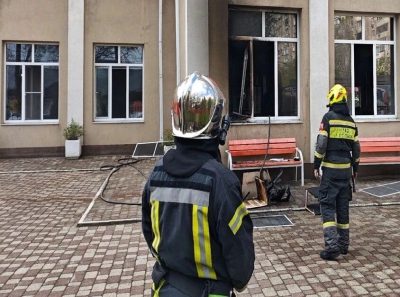 В ШКОЛЕ РОСТОВА ОКОЛО ТЫСЯЧИ ЧЕЛОВЕК ЭВАКУИРОВАЛИ ИЗ-ЗА ПОЖАРА