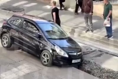 В РОСТОВЕ-НА-ДОНУ ИНОМАРКА ПРОВАЛИЛАСЬ В ЯМУ НА ДОРОГЕ