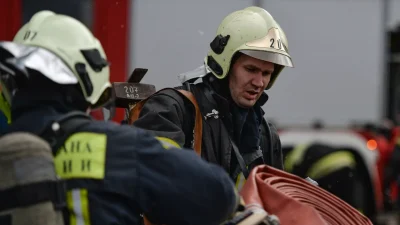 В ТАГАНРОГЕ ЗАГОРЕЛИСЬ АВТОМОБИЛИ В РЕЗУЛЬТАТЕ ПАДЕНИЯ ОБЛОМКОВ СБИТОЙ РАКЕТЫ
