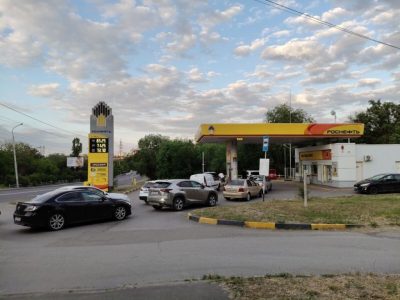 СЛЮСАРЬ ОБЪЯСНИЛ, ЗАЧЕМ В РОСТОВСКОЙ ОБЛАСТИ ВВЕЛИ ЛИМИТ НА ПОКУПКУ БЕНЗИНА