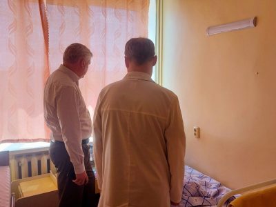 ПОСТРАДАВШУЮ ПРИ АТАКЕ ДРОНА НА «САМБЕКСКИЕ ВЫСОТЫ» ДЕВОЧКУ ПЕРЕВЕЛИ В РОСТОВ-НА-ДОНУ